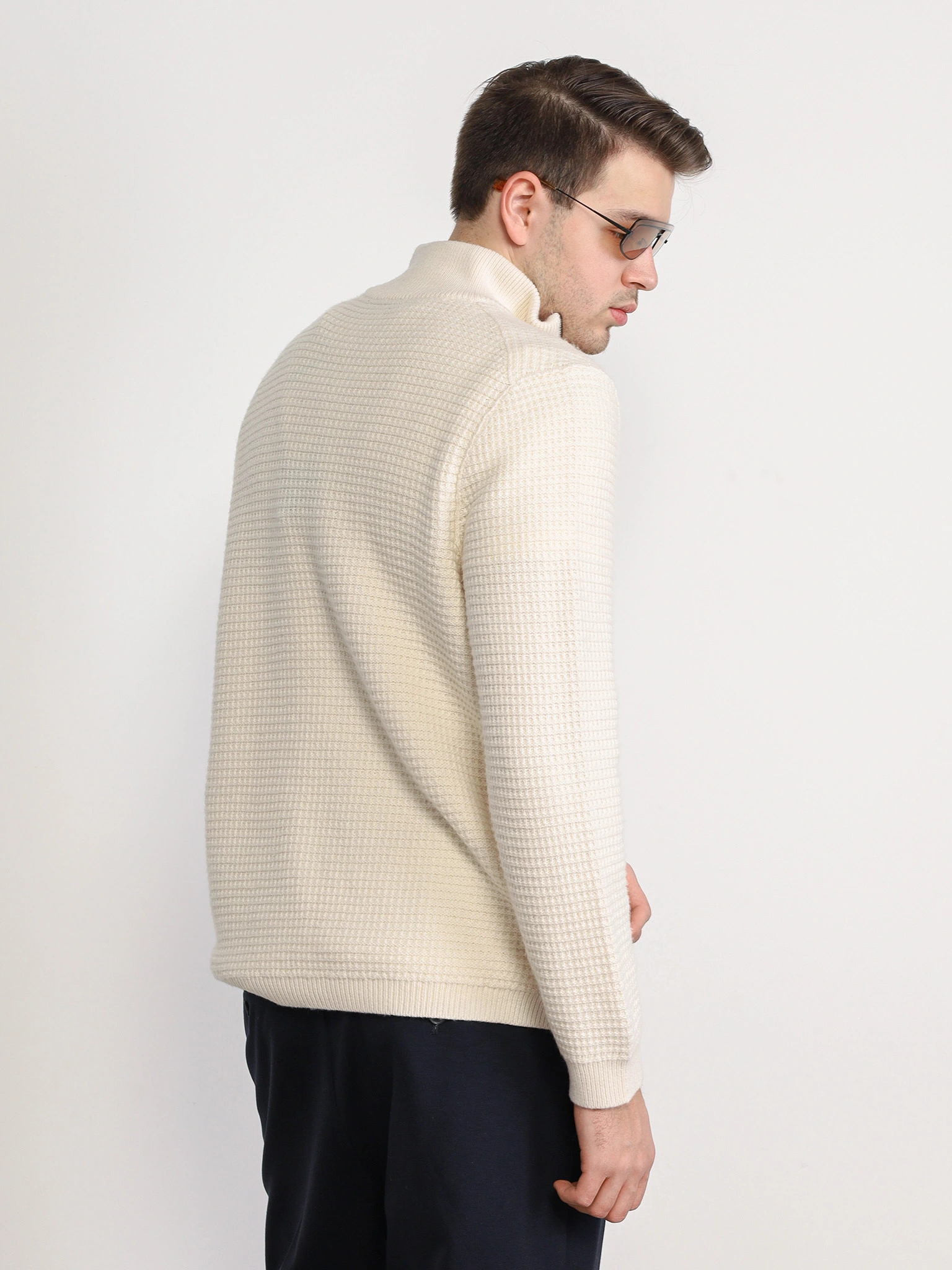 Свитер светло-бежевого цвета с молнией